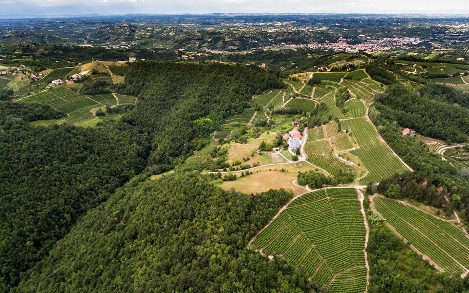 Wijndomein Isolabella della Croce en omliggende wijngaarden en streek gezien vanuit de lucht